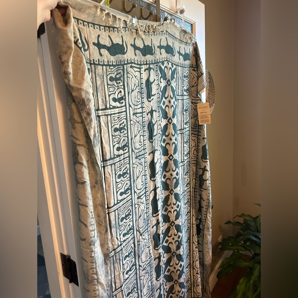 NWT: Beautiful Patterned Pashmina/Wrap by Cosmo’s - Picture 2 of 8